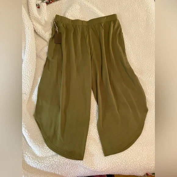 Matilda Jane olive colored size large capris.   NWT - Picture 10 of 10